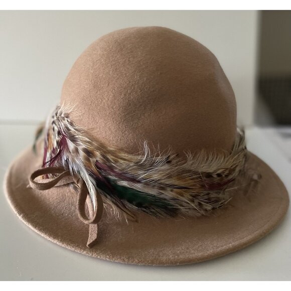 Vtg Mr John Moderne Womens 100% WOOL Doeskin Felt Camel Hat Feather Cloche - Picture 1 of 16